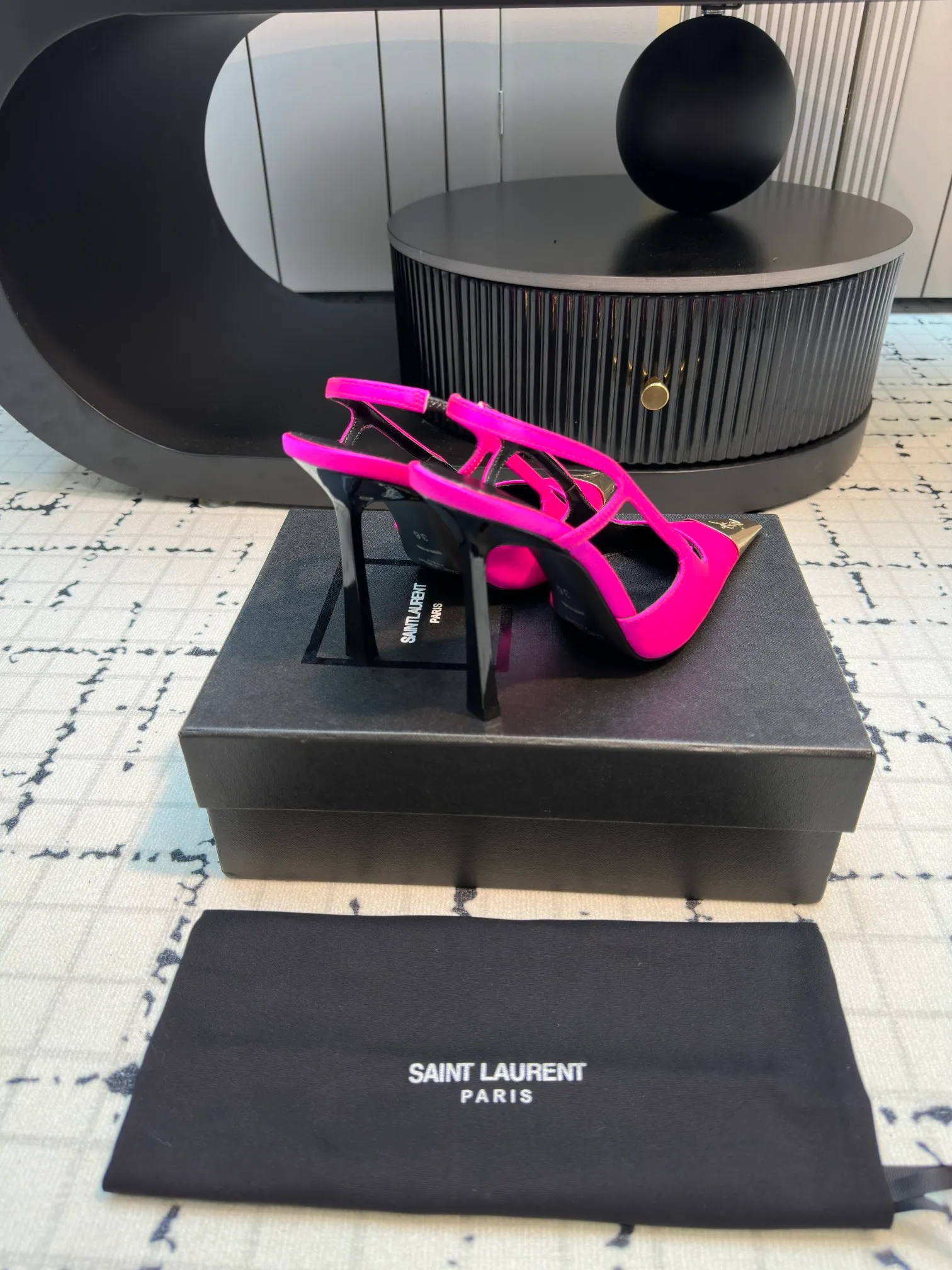 👟👟Ex-factory price 560👟👟 laurent 2025 spring and summer new YSL small gold-toed high heels, very stable on the foot, super heeling, feel free to buy! The heel is custom-made from a new mold. It is an exclusive heel. The height is the same as the original one to distinguish various incorrect versions! High-end sexy, ysl still understands women best❤️ Upper: Silk Lining: Sheepskin Sole: Italian genuine leather outsole Size: 35/40 (40 is custom-made and cannot be returned or exchanged)